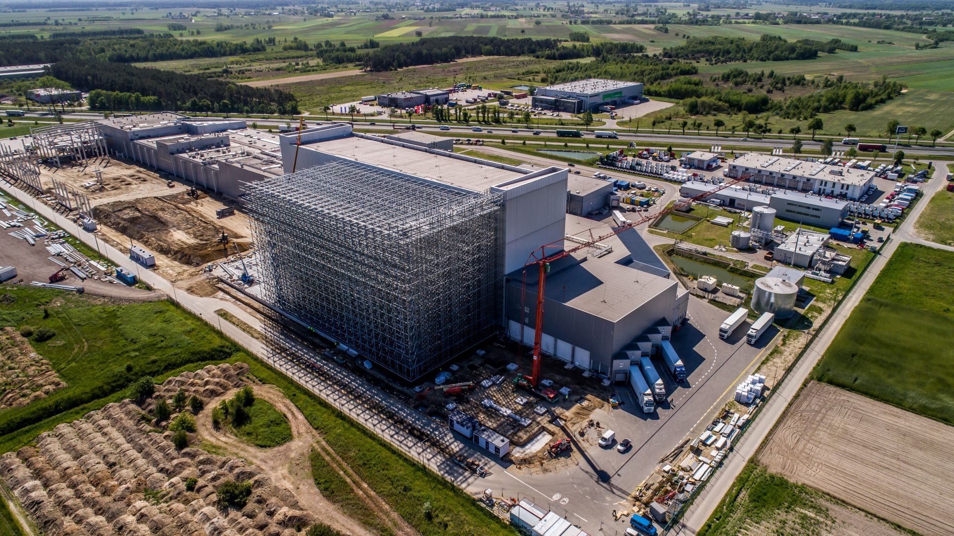 Hala magazynowa z regałami i maszynami