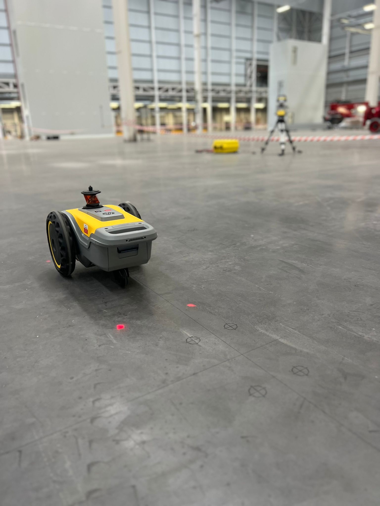 Robot Site Print pracujący na płycie konstrukcyjnej